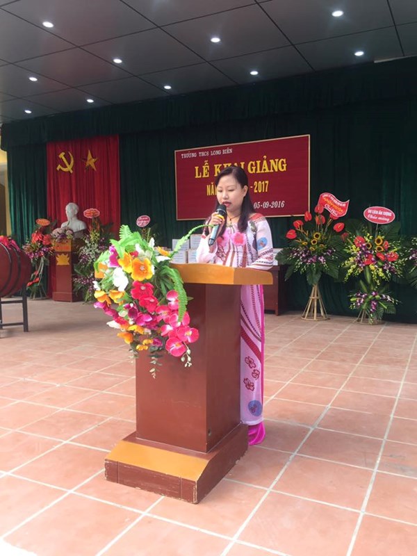 Cô giáo Lê Bích Thuận đọc lời phát biểu của GV.jpg